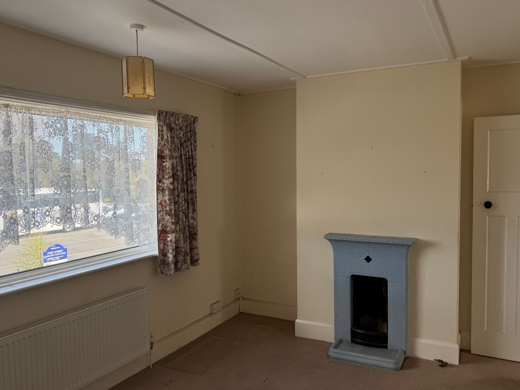 Lot: 130 - TWO-BEDROOM HOUSE FOR IMPROVEMENT - Alternate view of the bedroom